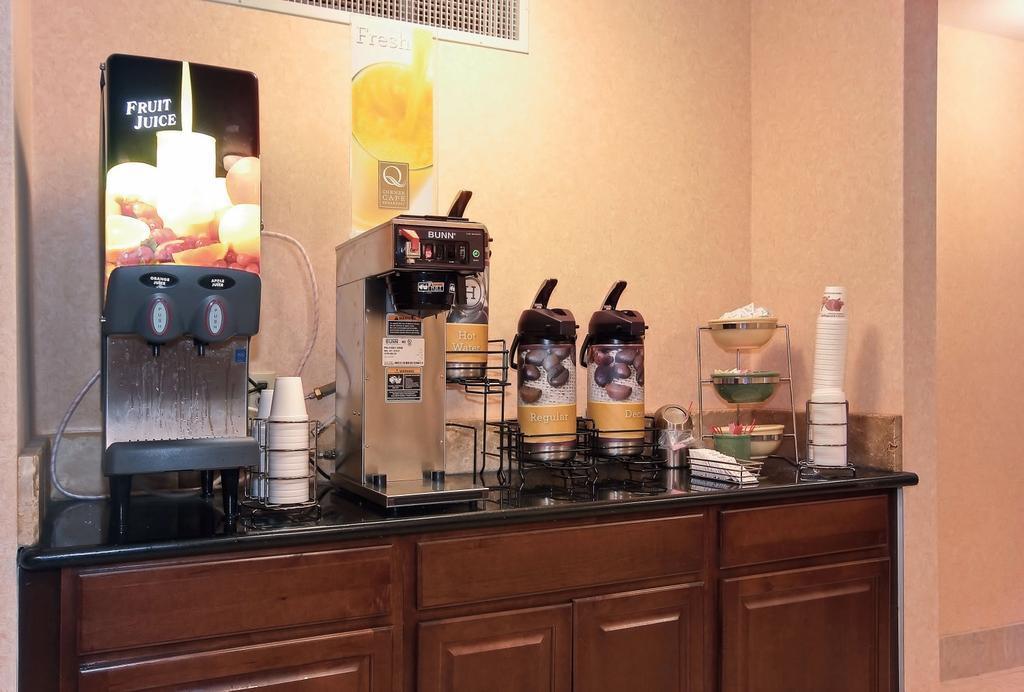 Quality Inn Brunswick Cleveland South Extérieur photo